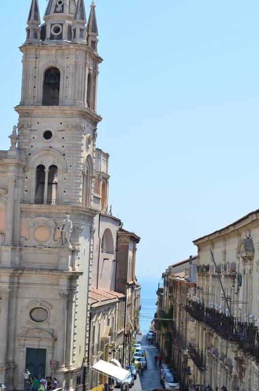 Appartamenti Piazza Duomo أتشيريالي الغرفة الصورة